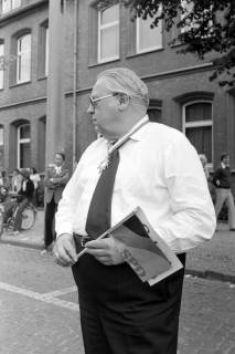 ARH NL Mellin 02-036/0017, Politiker der SPD verteilt Fähnchen bei einem Festzug, ohne Datum