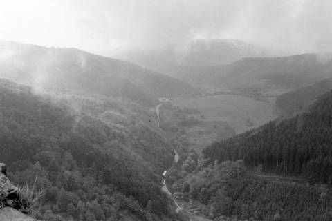 ARH NL Mellin 02-037/0016, Blick vom Gelände der Burg Arras nach Süden auf die Straße im Tal, Alf, ohne Datum