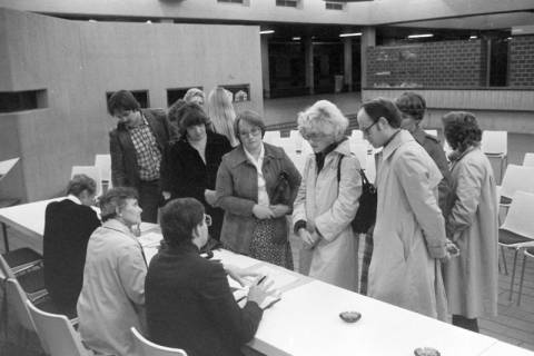 ARH NL Mellin 02-038/0001, Gruppe von Menschen bei einer kleinen Veranstaltung, ohne Datum