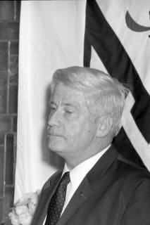 ARH NL Mellin 02-038/0007, Person bei einer politischen(?) Veranstaltung, im Hintergrund das Wappen des Landkreises Burgdorf, ohne Datum