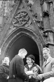 ARH NL Mellin 02-038/0015, Personen zu einem kirchlichen Anlass vor dem Eingang der Marktkirche, Hannover, ohne Datum