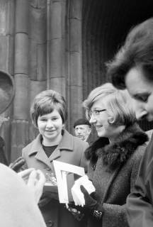 ARH NL Mellin 02-038/0016, Personen zu einem kirchlichen Anlass vor dem Eingang der Marktkirche, Hannover, ohne Datum