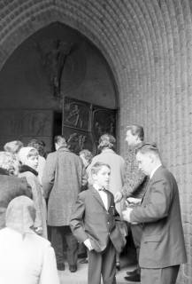 ARH NL Mellin 02-038/0019, Personen zu einem kirchlichen Anlass vor dem Eingang der Marktkirche, Hannover, ohne Datum