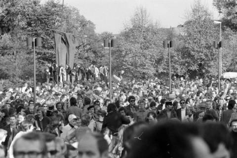 ARH NL Mellin 02-038/0027, Menschenmenge vor dem Eingang des Niedersachsenstadions und an der Skulptur "Speerträger" (1964) des Bildhauers Kurt Lehmann, Hannover, ohne Datum