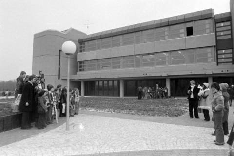 ARH NL Mellin 02-039/0008, Umzug von Schülern des Gymnasiums und der Realschule Großburgwedel in das neu gegründete Gymnasium Isernhagen, 1977