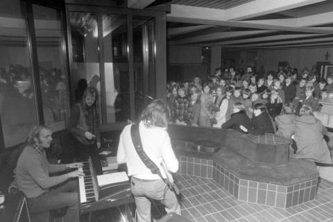 ARH NL Mellin 02-039/0009, Umzug von Schülern des Gymnasiums und der Realschule Großburgwedel in das neu gegründete Gymnasium Isernhagen, 1977