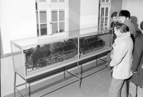 ARH NL Mellin 02-042/0003, Eisenbahnmodell einer Lehrlingswerkstatt in einer Vitrine, ohne Datum