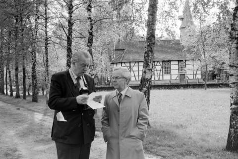 ARH NL Mellin 02-042/0004, Zwei Männer auf einer Allee bei der Dorfkirche aus Klein Escherde im Museumsdorf Cloppenburg, nach 1977