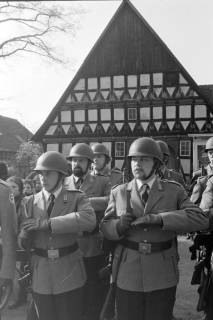 ARH NL Mellin 02-042/0008, Soldaten des Heeres vor einem Fachwerkhaus, Großburgwedel?, ohne Datum