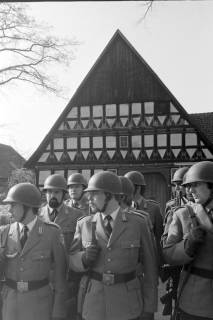 ARH NL Mellin 02-042/0009, Soldaten des Heeres vor einem Fachwerkhaus, Großburgwedel?, ohne Datum