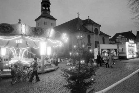ARH NL Mellin 02-042/0011, Weihnachtsmarkt auf dem Spitta-Platz an der Pankratiuskirche, Burgdorf, ohne Datum