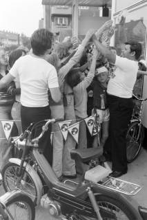 ARH NL Mellin 02-044/0004, Werbeveranstaltung(?) des Fahrrad-, Motoren- und Kraftfahrzeugherstellers "Puch" mit Verlosung von drei Fahrrädern, ohne Datum