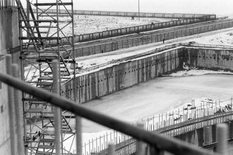 ARH NL Mellin 02-044/0010, Im Schnee liegende Baustelle, ohne Datum