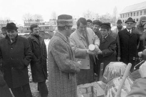 ARH NL Mellin 02-045/0011, Landrat Jürgen Bauermeister (Bildmitte) bei einer Grundsteinlegung(?), zwischen 1971/1981