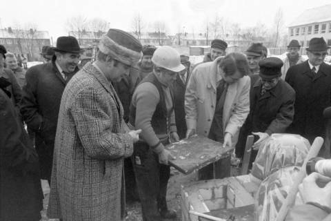 ARH NL Mellin 02-045/0012, Landrat Jürgen Bauermeister bei einer Grundsteinlegung(?), zwischen 1971/1981