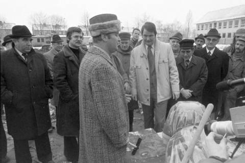 ARH NL Mellin 02-045/0013, Landrat Jürgen Bauermeister bei einer Grundsteinlegung(?), zwischen 1971/1981