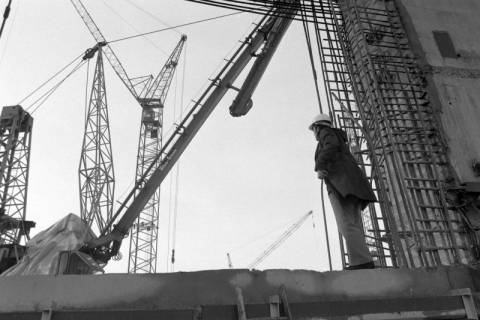 ARH NL Mellin 02-046/0002, Betonpumpe von "Wibau-Scheele" auf einer Baustelle des Baukonzerns "Dyckerhoff & Widmann AG" (Dywidag), ohne Datum