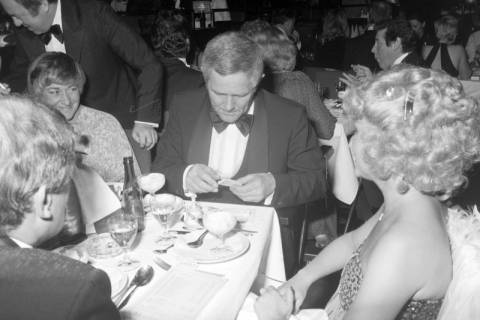 ARH NL Mellin 02-047/0008, Personen beim Presseball(?) im Kuppelsaal des Hannover Congress Centrum (HCC), Hannover, wohl 1979