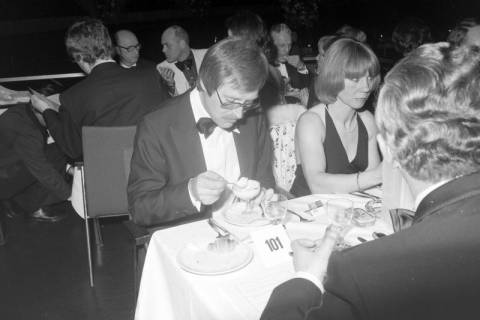 ARH NL Mellin 02-047/0010, Personen beim Presseball(?) im Kuppelsaal des Hannover Congress Centrum (HCC), Hannover, wohl 1979