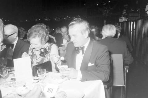 ARH NL Mellin 02-047/0011, Personen beim Presseball(?) im Kuppelsaal des Hannover Congress Centrum (HCC), Hannover, wohl 1979