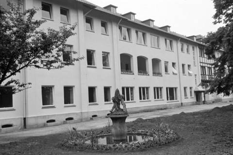 ARH NL Mellin 02-049/0014, Brunnen neben einem Gebäude, ohne Datum