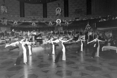 ARH NL Mellin 02-050/0013, Auftritt von Tänzerinnen beim Presseball(?) im Kuppelsaal des Hannover Congress Centrum (HCC), Hannover, wohl 1979