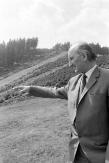 ARH NL Mellin 02-051/0006, Mann einen Hügel hinunter deutend, ohne Datum