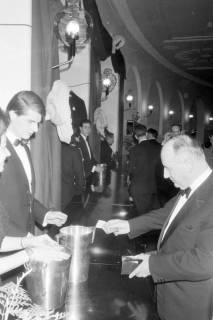 ARH NL Mellin 02-051/0016, Verkauf von Losen der Tombola beim Presseball im Kuppelsaal des Hannover Congress Centrum (HCC), Hannover, 1979