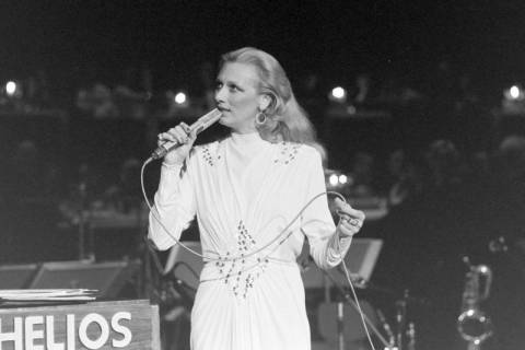 ARH NL Mellin 02-052/0012, Auftritt der Chansonsängerin Margot Werner beim Presseball(?) im Kuppelsaal des Hannover Congress Centrum (HCC), Hannover, wohl 1979