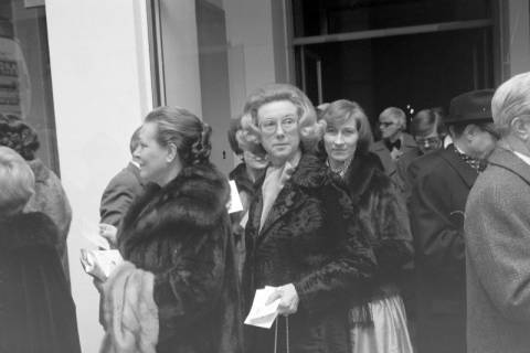 ARH NL Mellin 02-054/0004, Festlich gekleidete Leute beim Presseball am Eingang des Hannover Congress Centrum (HCC), Hannover, 1979