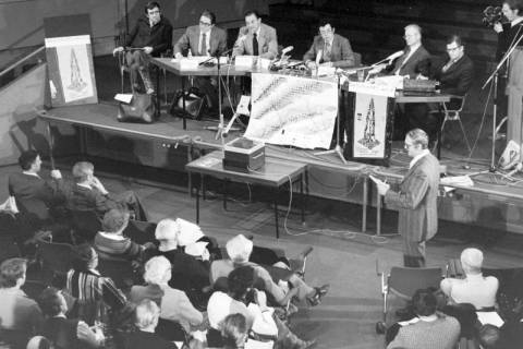 ARH NL Mellin 02-056/0004, Herr Prof. Dr. Schellong, Herr Dr. Gaede, Herr Prof. Dr. ...undeshagen, Herr Dr. Kloeppel, Herr Dr. Tsch... und Herr Dr.? Soyka bei einer Veranstaltung bezüglich des Plutonium-Reaktors Lingen, zwischen 1978/1980