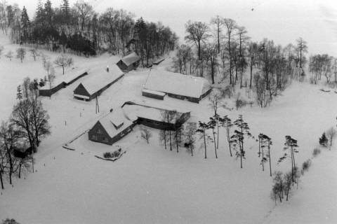ARH NL Mellin 02-056/0008, Hofgebäude im Schnee, ohne Datum