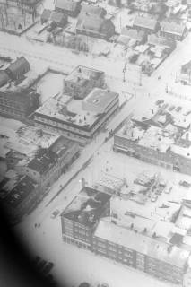 ARH NL Mellin 02-056/0009, Luftbild eines Wohngebiets im Schnee, ohne Datum