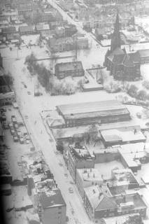 ARH NL Mellin 02-056/0010, Luftbild eines Wohngebiets und Kirche im Schnee, ohne Datum