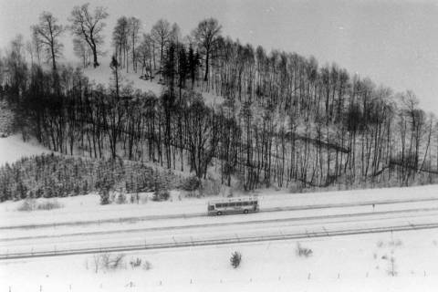 ARH NL Mellin 02-057/0004, Blick auf einen Bus auf einer verschneiten Straße, ohne Datum