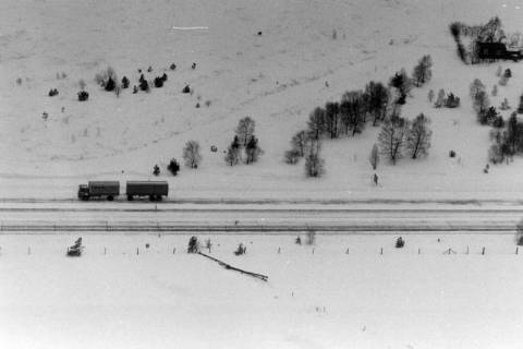 ARH NL Mellin 02-057/0005, Blick auf einen Lastwagen auf einer verschneiten Straße, ohne Datum