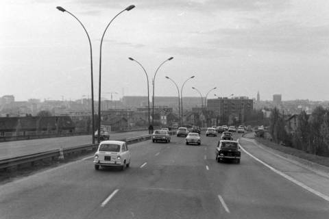 ARH NL Mellin 02-058/0023, Blick aus dem Auto auf Straße und Stadt, Paris?, nach 1963