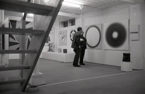 ARH NL Mellin 02-059/0003, Zwei Männer beim Betrachten eines Gemäldes in einer Kunstausstellung, ohne Datum