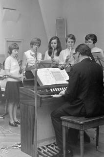 ARH NL Mellin 02-062/0009, Pianist und Flötistinnen bei einem Konzert, ohne Datum