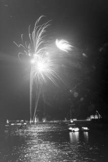 ARH NL Mellin 02-063/0001, Feuerwerk über einem See mit Booten, ohne Datum