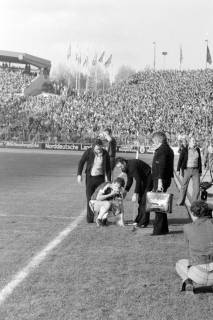 ARH NL Mellin 02-064/0006, Fußballspieler des SV Arminia Hannover(?) am Spielfeldrand bei einem Spiel gegen Hannover 96 im Niedersachsenstadion, Hannover, zwischen 1976/1980