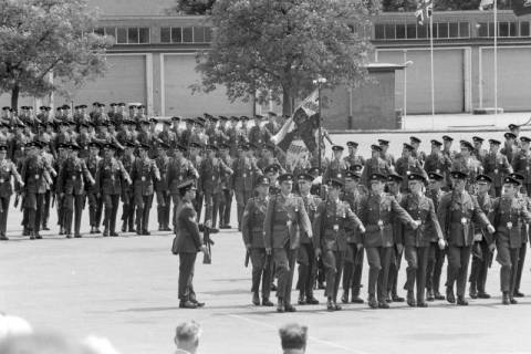 ARH NL Mellin 02-064/0014, Militärparade des "Prince of Wales's Own Regiment of Yorkshire" der British Army, ohne Datum