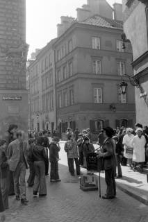 ARH NL Mellin 02-064/0017, Blick vom Rynek Starego Miasta (Altstadtmarkt) auf einen Straßenkünstler und die dahinter verlaufende Swietojanska-Straße, Warschau, ohne Datum