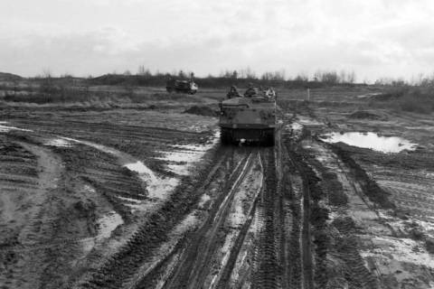 ARH NL Mellin 02-065/0009, Zwei Panzer bei der Fahrt durchs Gelände, ohne Datum