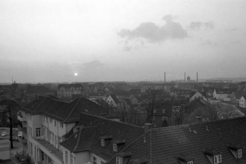 ARH NL Mellin 02-067/0001, Blick aus einem Gebäude über die Dächer einer Stadt, ohne Datum