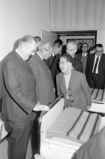 ARH NL Mellin 02-067/0002, Gruppe von Leuten bei der Besichtigung eines Krankenhauszimmers(?), ohne Datum