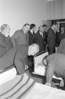ARH NL Mellin 02-067/0003, Gruppe von Leuten bei der Besichtigung eines Krankenhauszimmers(?), ohne Datum