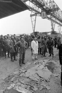 ARH NL Mellin 02-068/0007, Gruppe von Feuerwehrleuten als Beisteher beim Brand eines Silos, ohne Datum