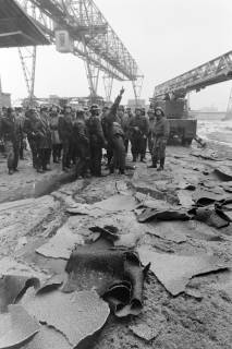 ARH NL Mellin 02-068/0008, Gruppe von Feuerwehrleuten als Beisteher beim Brand eines Silos, ohne Datum