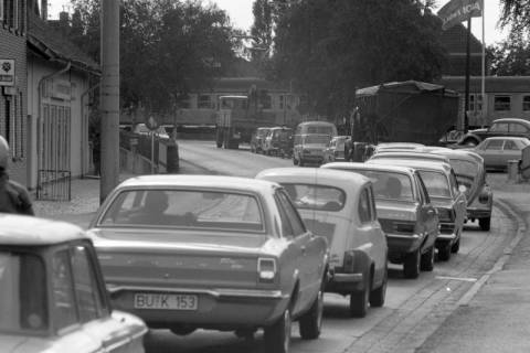 ARH NL Mellin 02-071/0018, Straßenverkehr am Bahnübergang Vor dem Hannoverschen Tor, Burgdorf, vor 1975